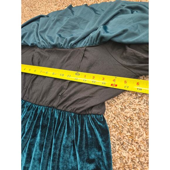 Elegant Green Velvet Maternity Dress - Picture 8 of 9